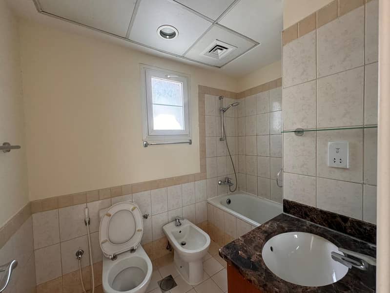 11 Bathroom. jpeg