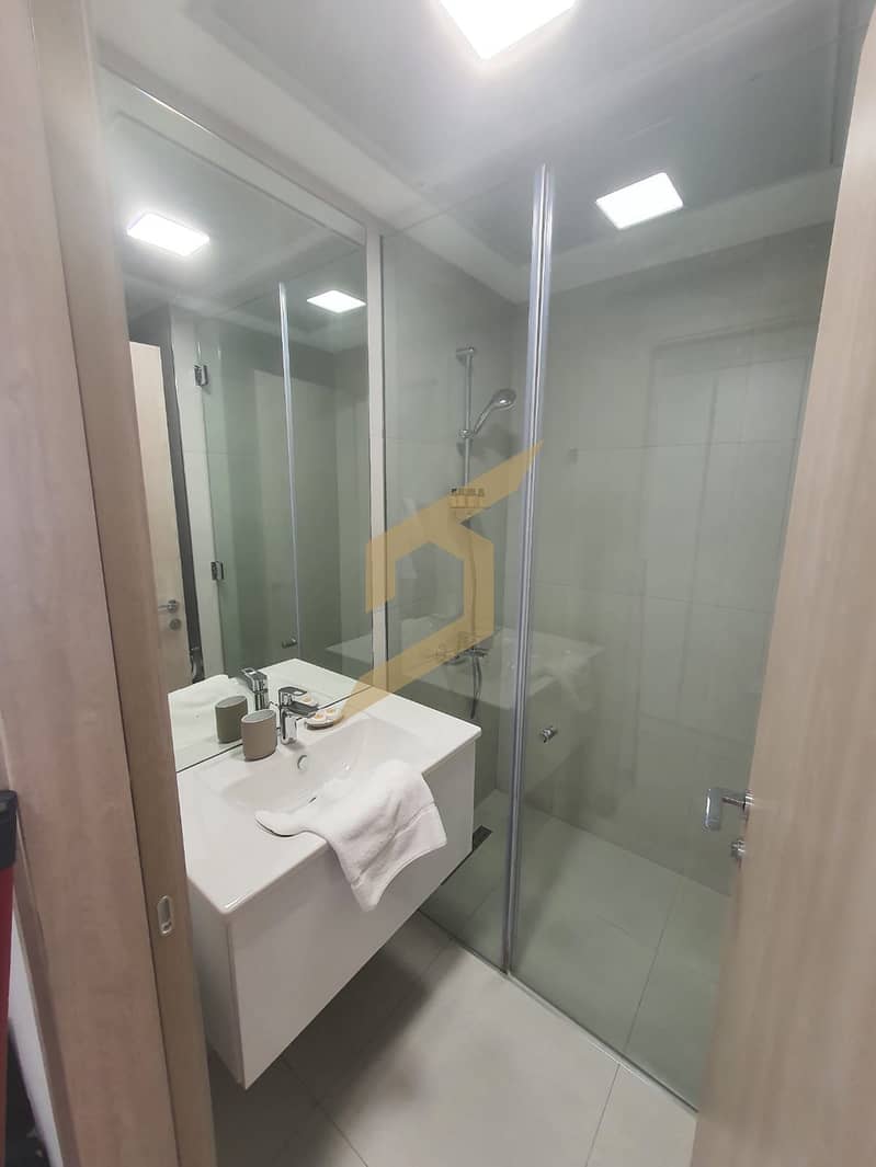 7 Bathroom. jpg