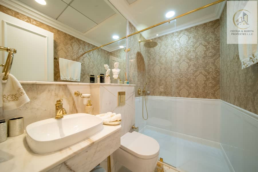 14 Bathroom - 1. jpg