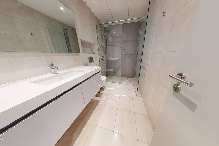 13 SHARED BATHROOM. JPG