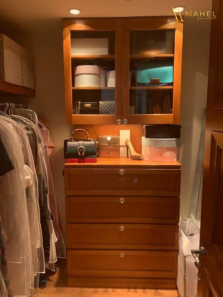 6 Walking Closet next to the Bedroom - Rightside. jpg
