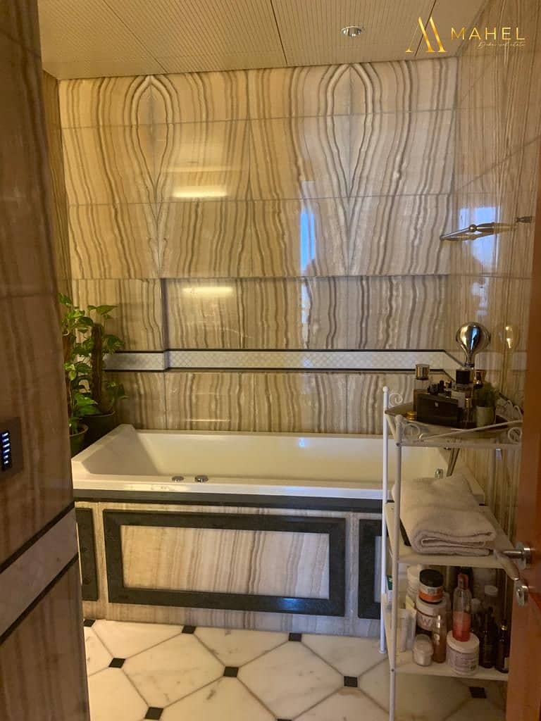 10 Bathroom Looking at Jacuzzi. jpg