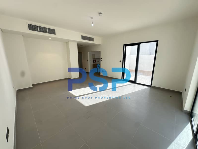 2 LIVING ROOM 1. JPG