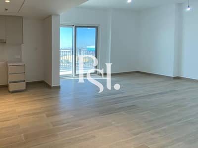 雅斯岛， 阿布扎比 1 卧室单位待售 - waters-edge-yas-island-abu-dhabi-living-area (2). jpg