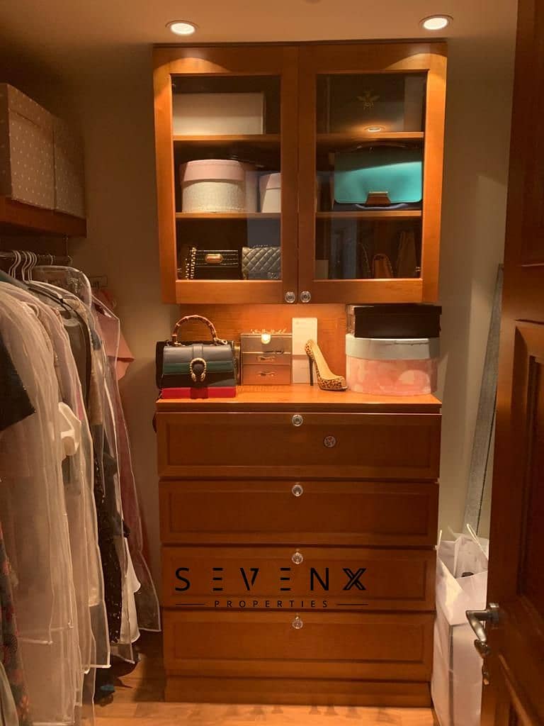 6 Walking Closet next to the Bedroom - Rightside. jpg