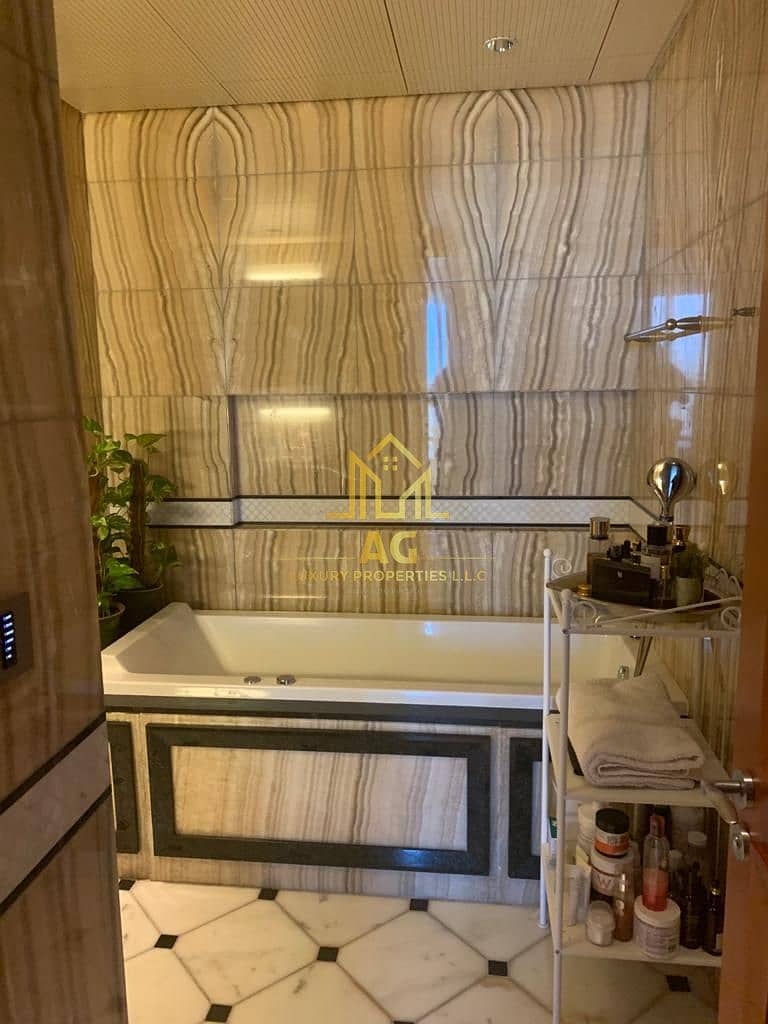 11 Bathroom Looking at Jacuzzi. jpg