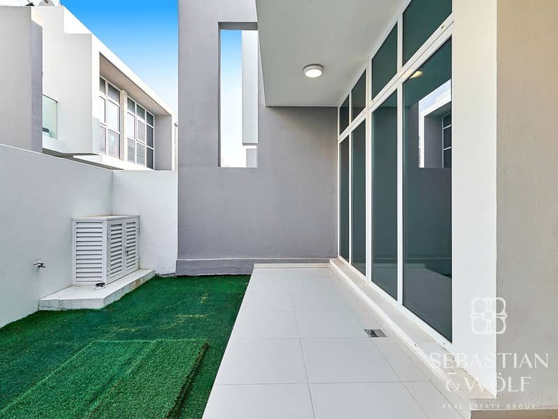 11 Balcony 1. jpg