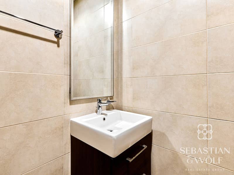 16 Washroom 1. jpg