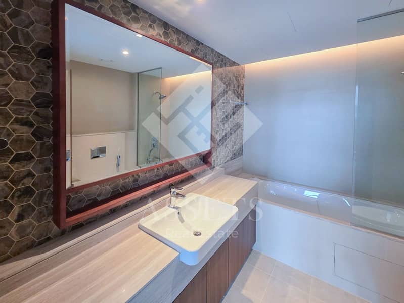 11 Main Bathroom 01. jpg