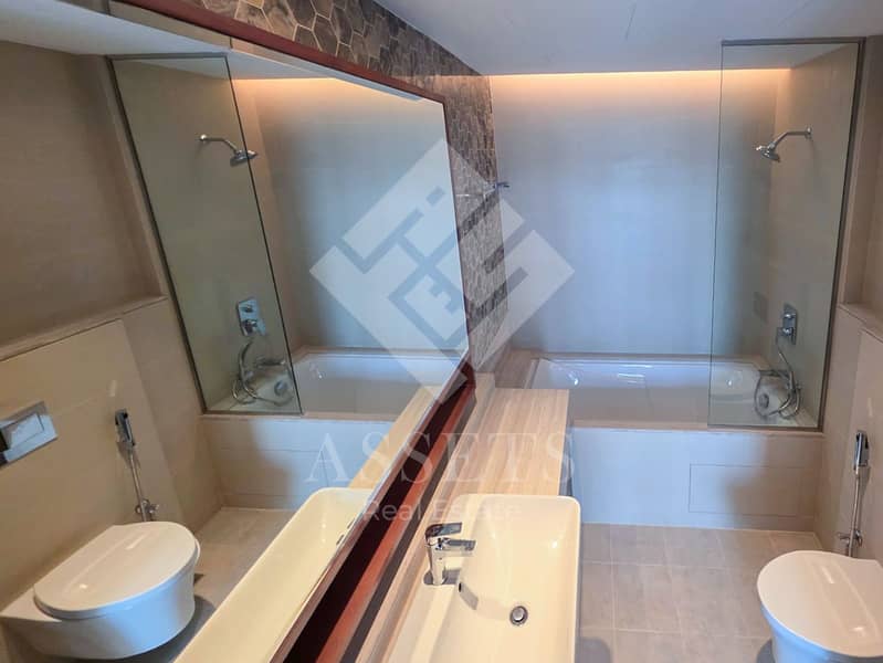 12 Main Bathroom 02. jpg