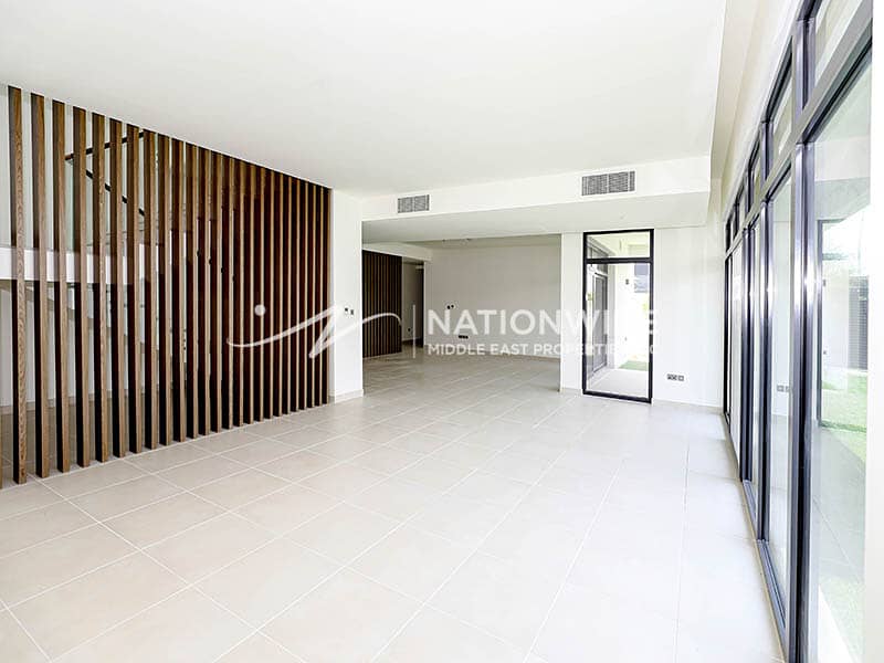 Vacant | Pristine 4BR| Single Row| Community View