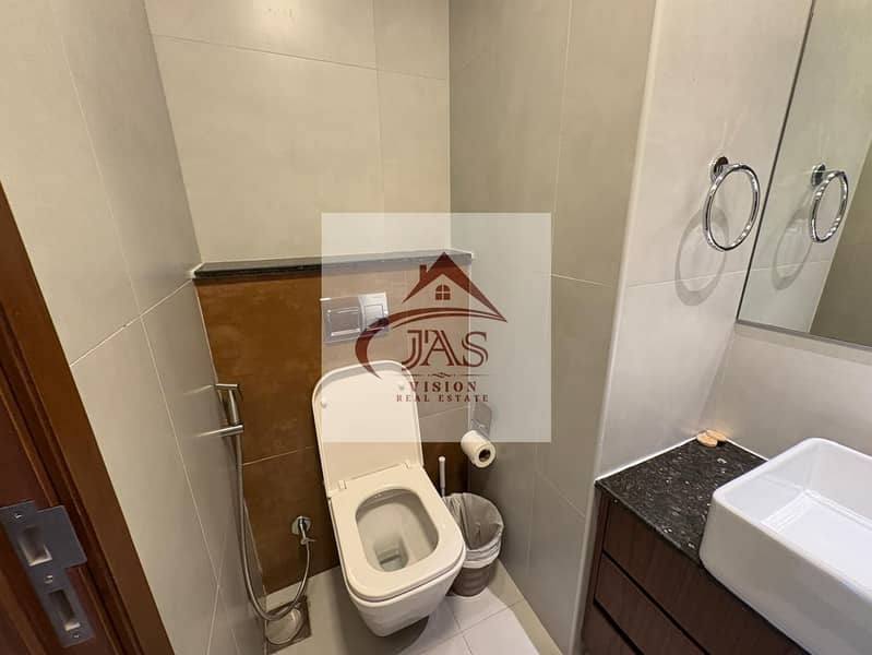 11 ab3bdd07-cd31-41b4-baab-3db2a9b8963e. jpg