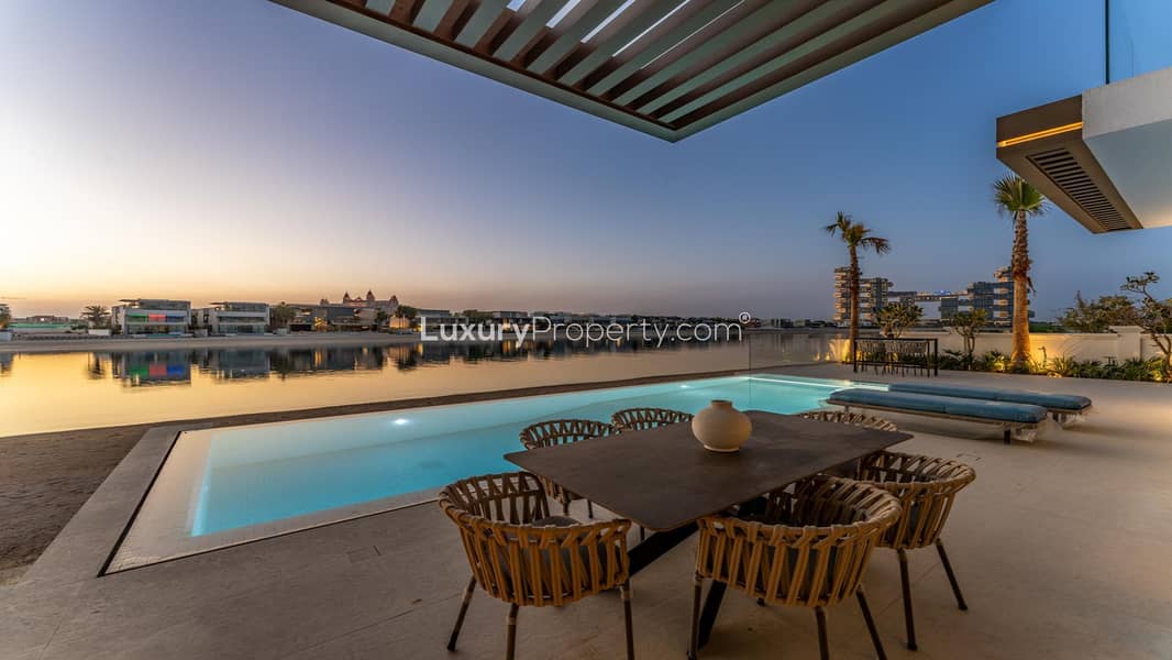 Large Garden Home | Upgraded | 6 bed with spa Large Garden Home | Upgraded | 6 bed with spa