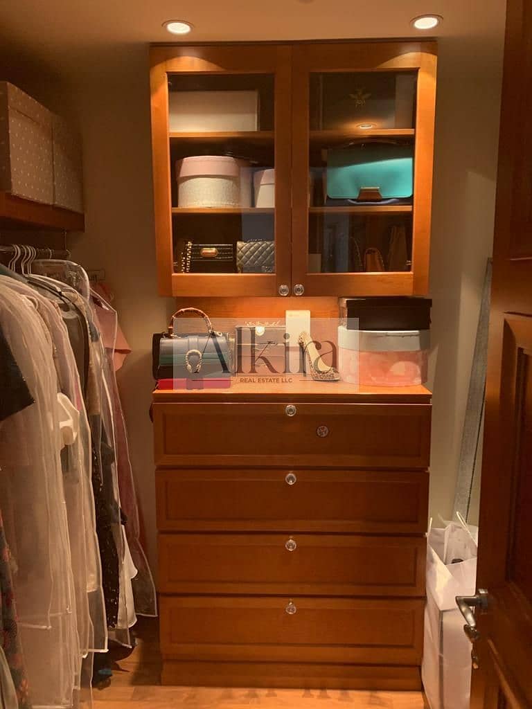 7 Walking Closet next to the Bedroom - Rightside. jpg