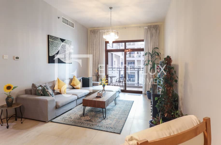5 living room 4-min. jpg