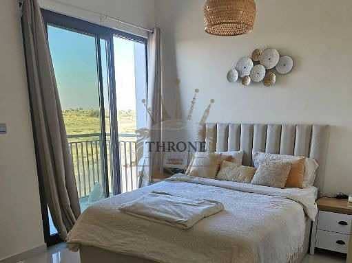 Single Row |Huge |Vacant In August |Middle Corner