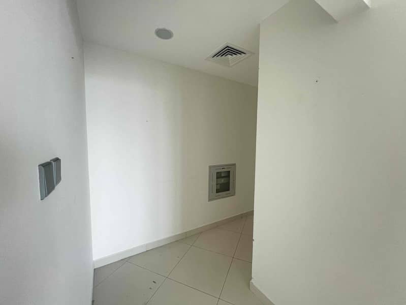 26 ead7885c-a177-4b05-a143-a073fdb9ce34. jpg