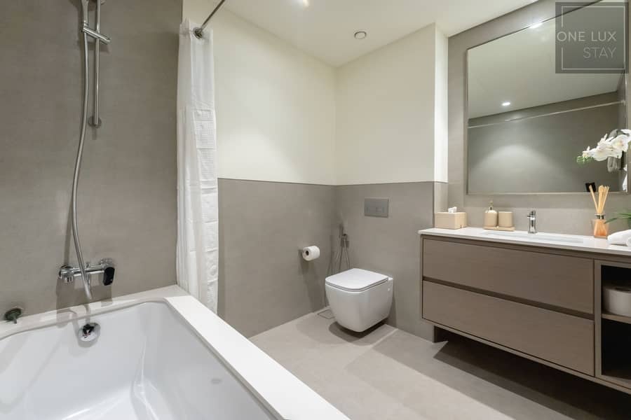 20 Bathroom 2 Bath Tub (3). jpg