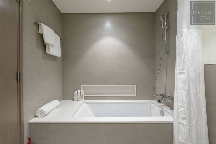 27 Bathroom 2 Bath Tub (1). jpg