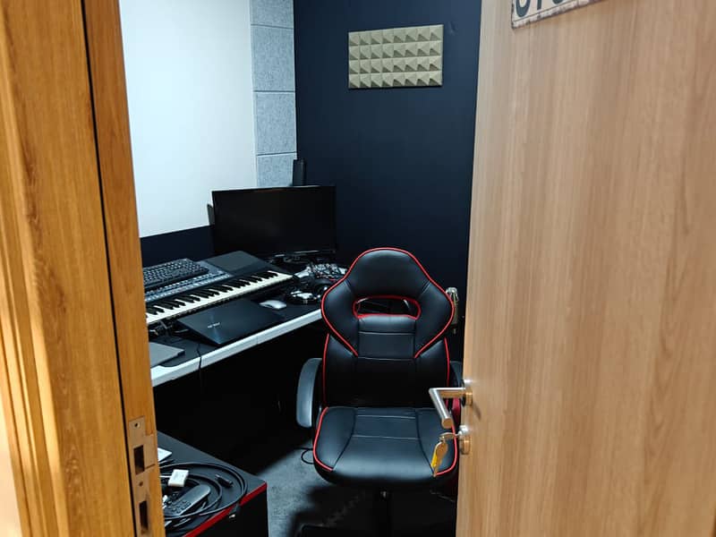 6 Spacious_2_BR__Prime_Location___Smart_Buy-0. jpg