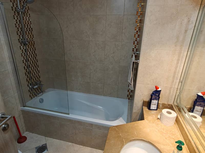 9 Spacious_2_BR__Prime_Location___Smart_Buy-5. jpg