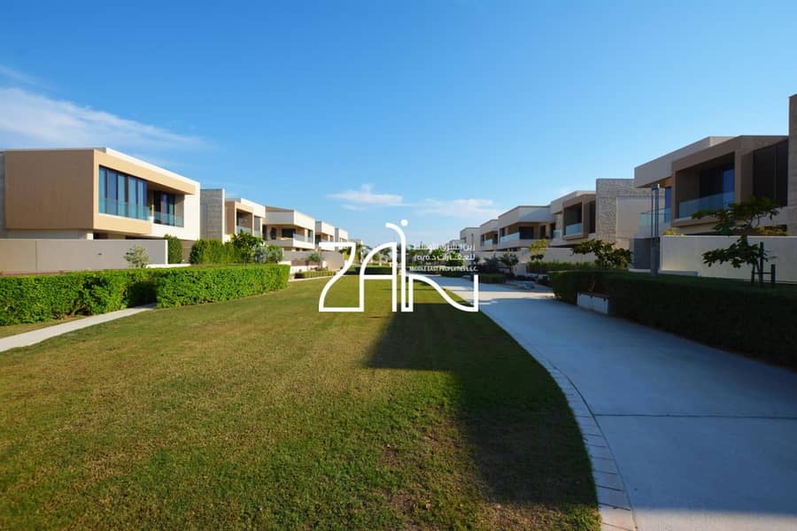 Elegant and Luxury 5BR w/ Private Swimming Pool Elegant and Luxury 5BR w/ Private Swimming Pool