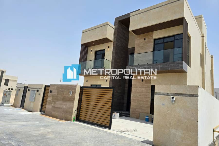 Single Row Villa w/ Elevator|6BR+Maids w/ Balcony Single Row Villa w/ Elevator|6BR+Maids w/ Balcony