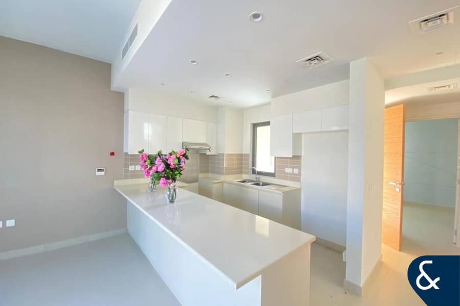 Park-backing| Vacant| Unfurnished| mid-unit