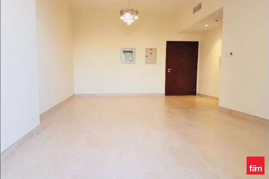 Chiller Free | Closed Kitchen | Near Metro Chiller Free | Closed Kitchen | Near Metro