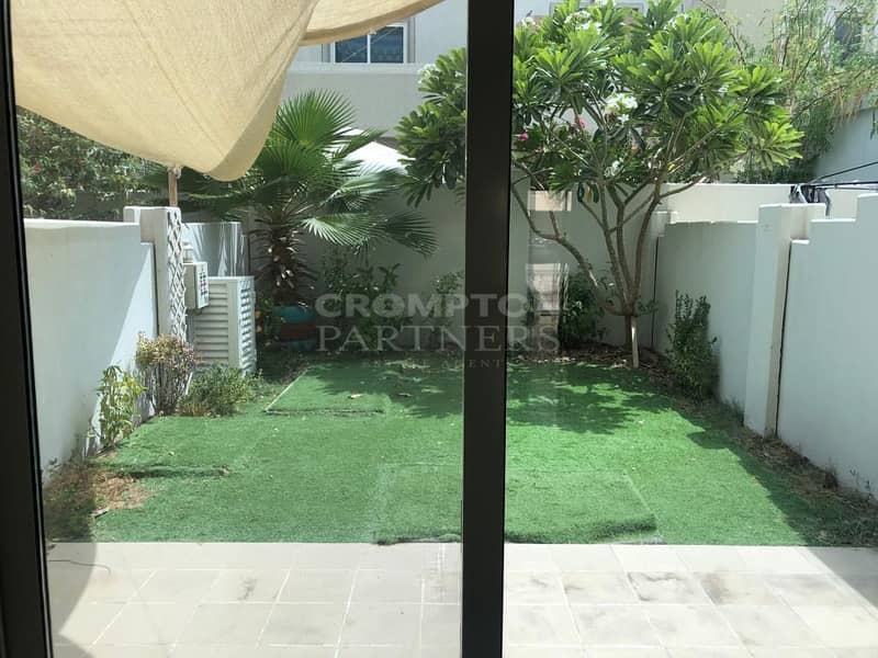 Modern Design | Spacious Living| Private Garden Modern Design | Spacious Living| Private Garden