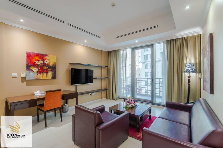 4 LIVING ROOM WITH BALCONY. JPG