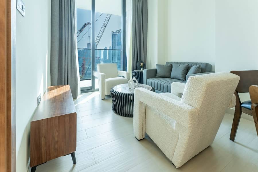 VACANT/LUXURY/FURNISHED/4 CHEQUES/MID FLOOR