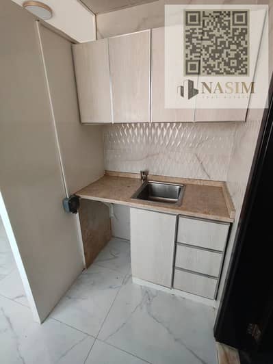 Floor for Rent in Al Jurf, Ajman - صورة واتساب بتاريخ 1447-01-05 في 18.55. 32_f6960239. jpg