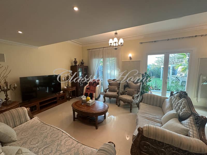 6 living room 1. jpg