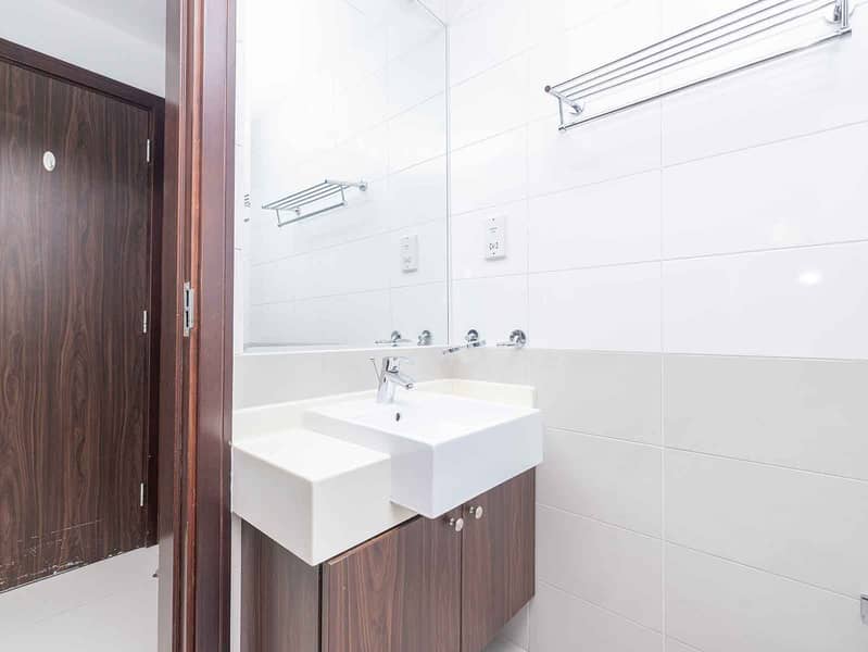11 Offers_Luxury_Living___Sea_View___Vacant-11. jpg