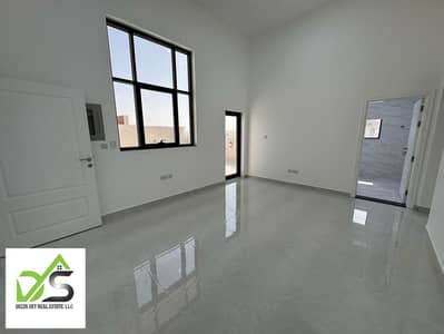 First floor apartment, two bedrooms and a hall, on the roof, with an elevator and a private roof, excellent finishing