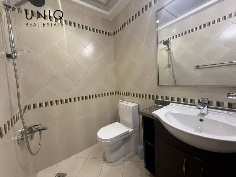 25 Bathroom. jpeg