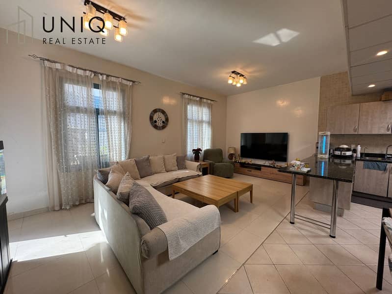 8 Living Area . jpeg