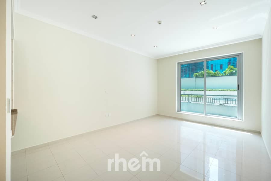 Stunning Marina Living | Vacant Now Stunning Marina Living | Vacant Now