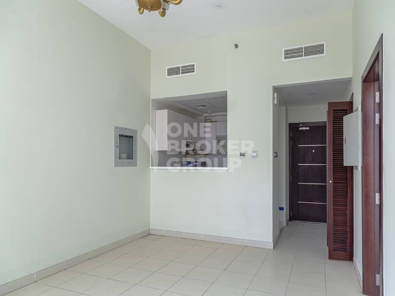 Well Maintained 1 BR Apt with Huge Balcony