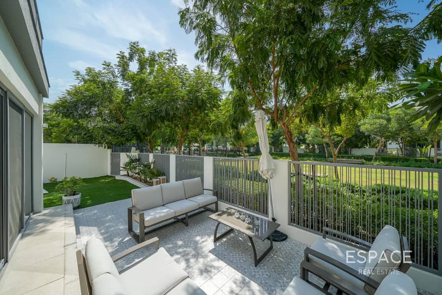 Exclusive - Park/Pool view - Large Plot