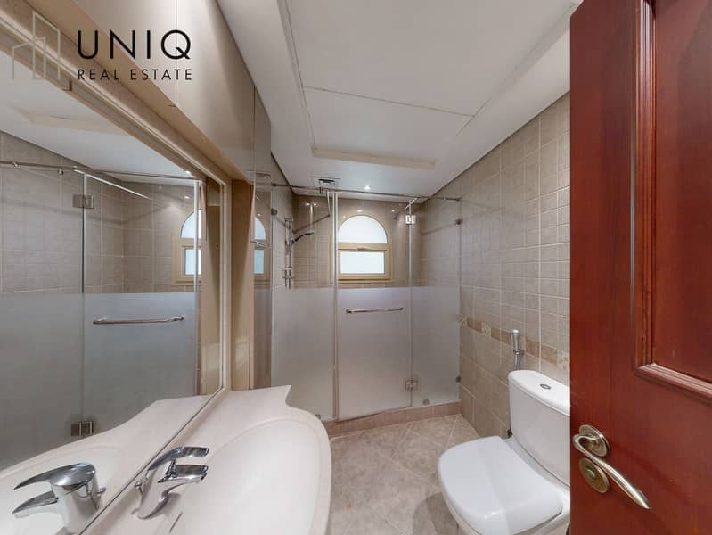 21 Bathroom. jpeg