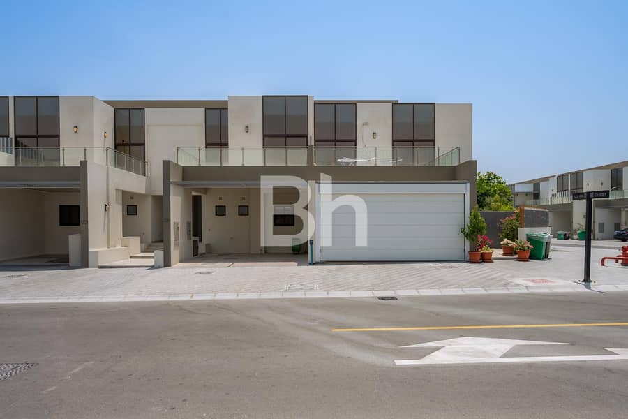 Stunning Upgraded | Vacant | Single Row Stunning Upgraded | Vacant | Single Row