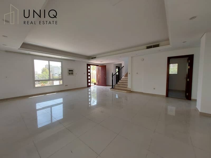 5 Living Area 1. jpeg