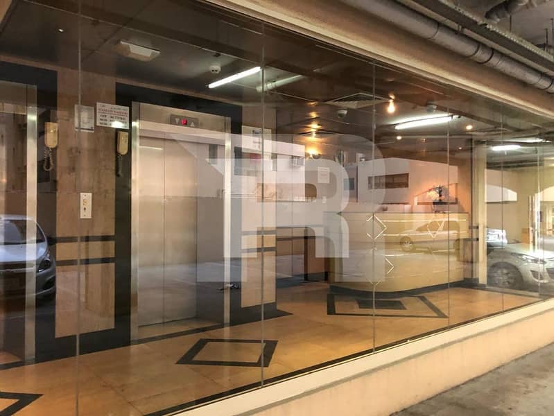 Low rent | Close Kitchen | Staff |No Parking