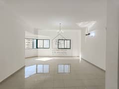 شقة في المجاز 3 غرف 52000 درهم - 9152202