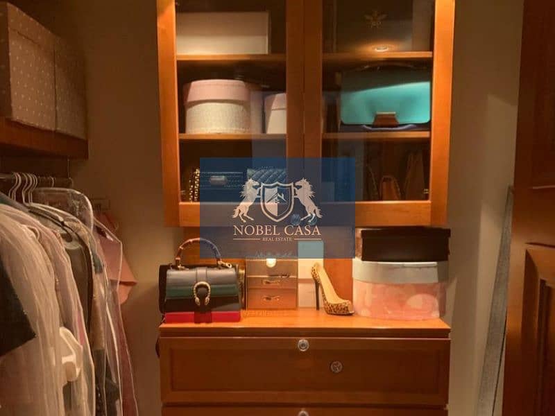 8 Walking Closet next to the Bedroom - Rightside. jpg