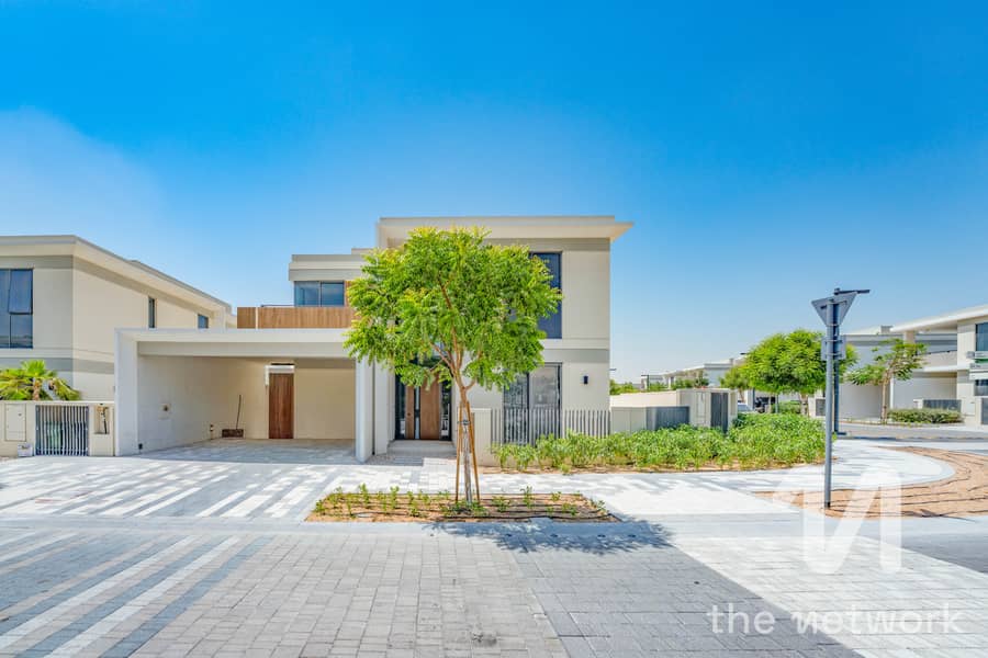 CORNER UNIT | LARGE PLOT | AVAILABLE NOW