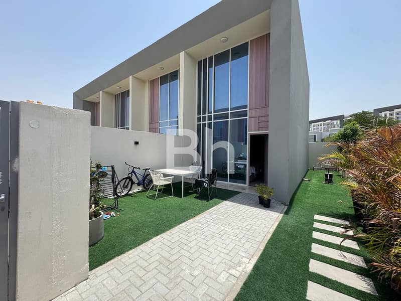 Corner Unit | Pool View | Vacant 1st August Corner Unit | Pool View | Vacant 1st August