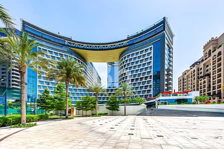 Hotel Apartment for Sale in Palm Jumeirah, Dubai - Seaview | Guaranteed ROI | Private Beach